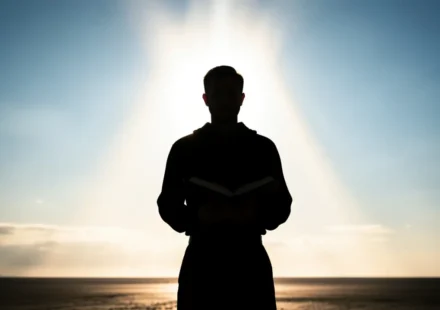 Esboço sobre Mateus 28:20 focado na autoridade de Cristo.