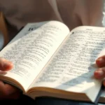 Mãos segurando Bíblia aberta foco na Palavra de Deus