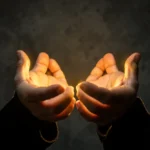 Mãos abertas recebendo luz divina simbolizando identidade cristã