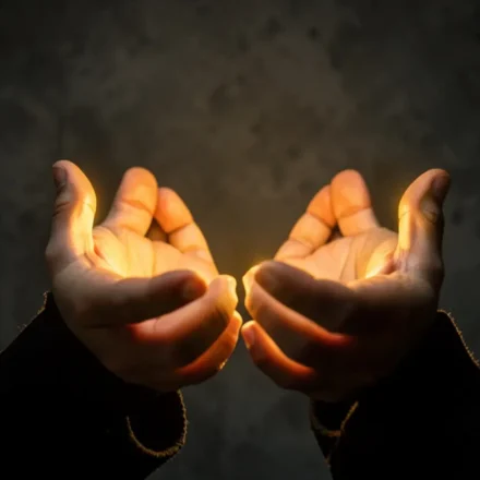 Mãos abertas recebendo luz divina simbolizando identidade cristã