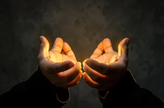 Identidade de Valor: O Preço do Sangue que Define quem Você É Mãos abertas recebendo luz divina simbolizando identidade cristã