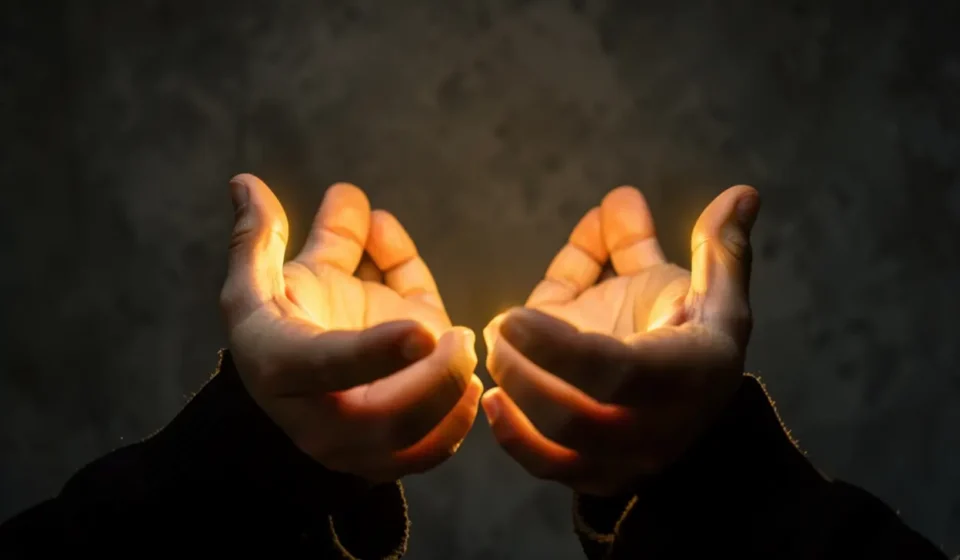 Mãos abertas recebendo luz divina simbolizando identidade cristã
