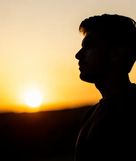Rejeição na Juventude: Como Firmar sua Identidade na Fé Cristã Jovem jovem cristão em momento de reflexão e fé.
