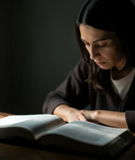 Pessoa estudando a Bíblia com foco em submissão mental a Cristo
