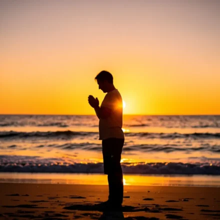 Pessoa orando ao nascer do sol representando a nova vida cristã após o batismo.