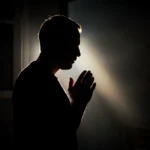 Renovação da Mente: O Caminho Bíblico para a Transformação Interior Homem cristão orando buscando paz mental e vitória espiritual.