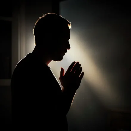 Campo de Batalha na Mente: Como Vencer a Guerra Pelos Seus Pensamentos Homem cristão orando buscando paz mental e vitória espiritual.