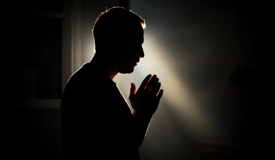 Campo de Batalha na Mente: Como Vencer a Guerra Pelos Seus Pensamentos Homem cristão orando buscando paz mental e vitória espiritual.
