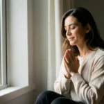 A Responsabilidade de Liderar: O Chamado Bíblico para o Homem Cristão Mulher em momento de oração e vulnerabilidade espiritual.