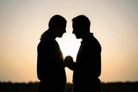 Casal cristão orando juntos simbolizando a unidade bíblica.