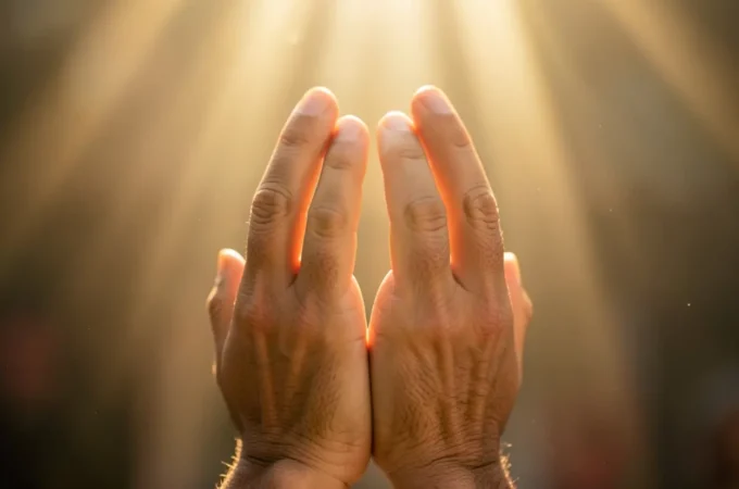 Como Viver Dependente de Deus: O Segredo da Oração em Línguas Mãos em oração buscando a Deus