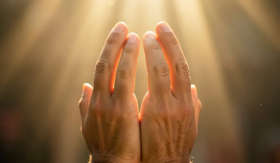 Mãos em oração buscando a Deus