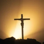 Cruz de madeira simbolizando a redenção em Cristo.
