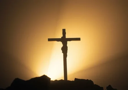Redenção em Cristo: O Caminho Bíblico para a Cura nos Relacionamentos Cruz de madeira simbolizando a redenção em Cristo.