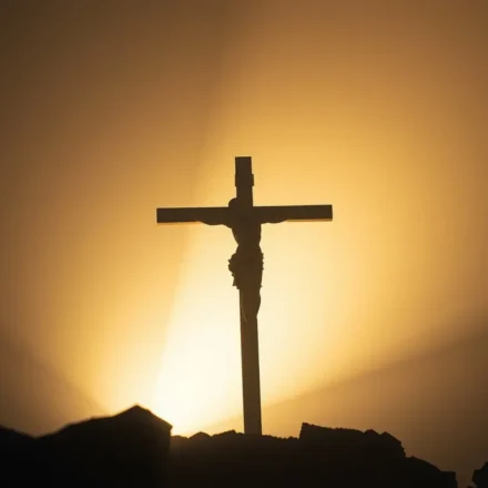 Redenção em Cristo: O Caminho Bíblico para a Cura nos Relacionamentos Cruz de madeira simbolizando a redenção em Cristo.