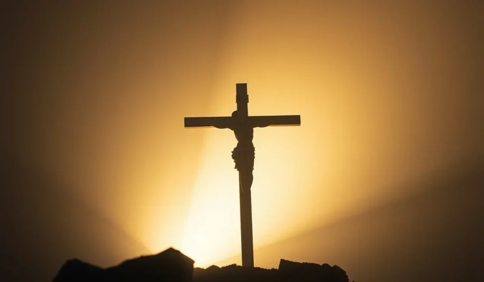 Redenção em Cristo: O Caminho Bíblico para a Cura nos Relacionamentos Cruz de madeira simbolizando a redenção em Cristo.